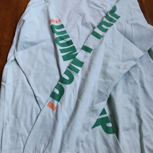 Free & Easy Light Blue Long Sleeve Graphic Tee - Orange Flower NWT - Picture 5 of 9